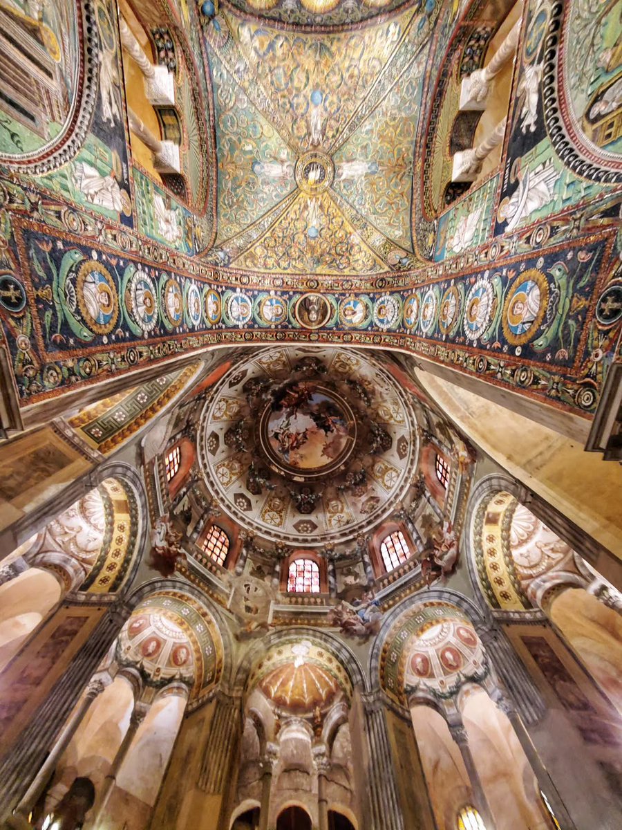 turismoER's tweet image. Alzare gli occhi al cielo, a #Ravenna, significa perdersi in 1.500 anni di storia. La Basilica di San Vitale fa proprio questo effetto, lasciando ogni visitatore senza parole: ravennamosaici.it

📸: pradelliirmo | #inEmiliaRomagna #RavennaMosaici #IlikeItaly #myRavenna