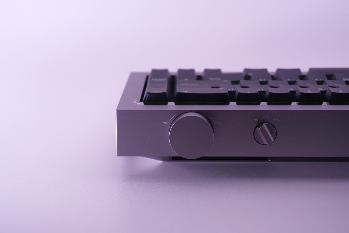 MM_KASCO's tweet image. Lofree様より発売される新キーボード、Hyzenをご提供いただきました。

エッジの効いたアルミニウム筐体で圧倒的な存在感を放っていながら、自然とデスクに溶け込む美しくミニマルなビジュアルが最高です。
手元で美しく拡散する間接光には上品さを感じられます。