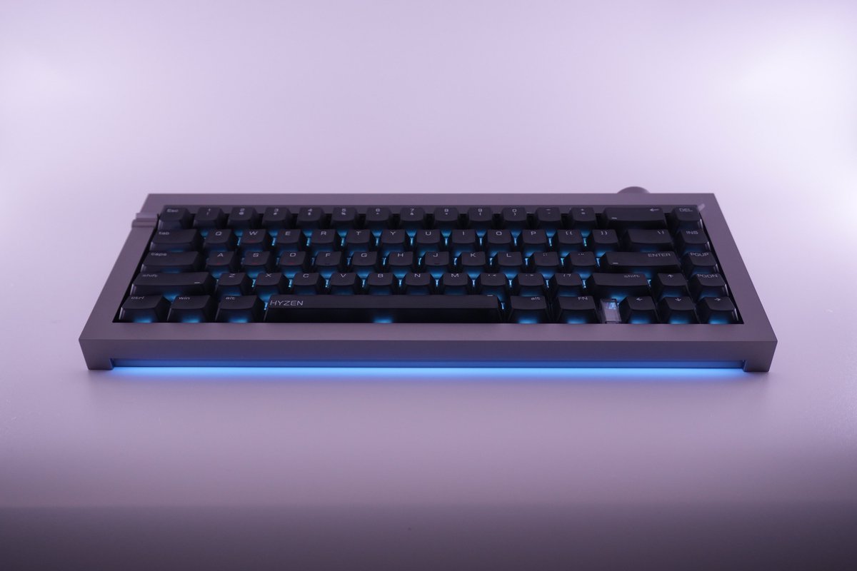 MM_KASCO's tweet image. Lofree様より発売される新キーボード、Hyzenをご提供いただきました。

エッジの効いたアルミニウム筐体で圧倒的な存在感を放っていながら、自然とデスクに溶け込む美しくミニマルなビジュアルが最高です。
手元で美しく拡散する間接光には上品さを感じられます。