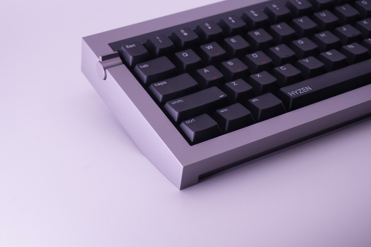 MM_KASCO's tweet image. Lofree様より発売される新キーボード、Hyzenをご提供いただきました。

エッジの効いたアルミニウム筐体で圧倒的な存在感を放っていながら、自然とデスクに溶け込む美しくミニマルなビジュアルが最高です。
手元で美しく拡散する間接光には上品さを感じられます。