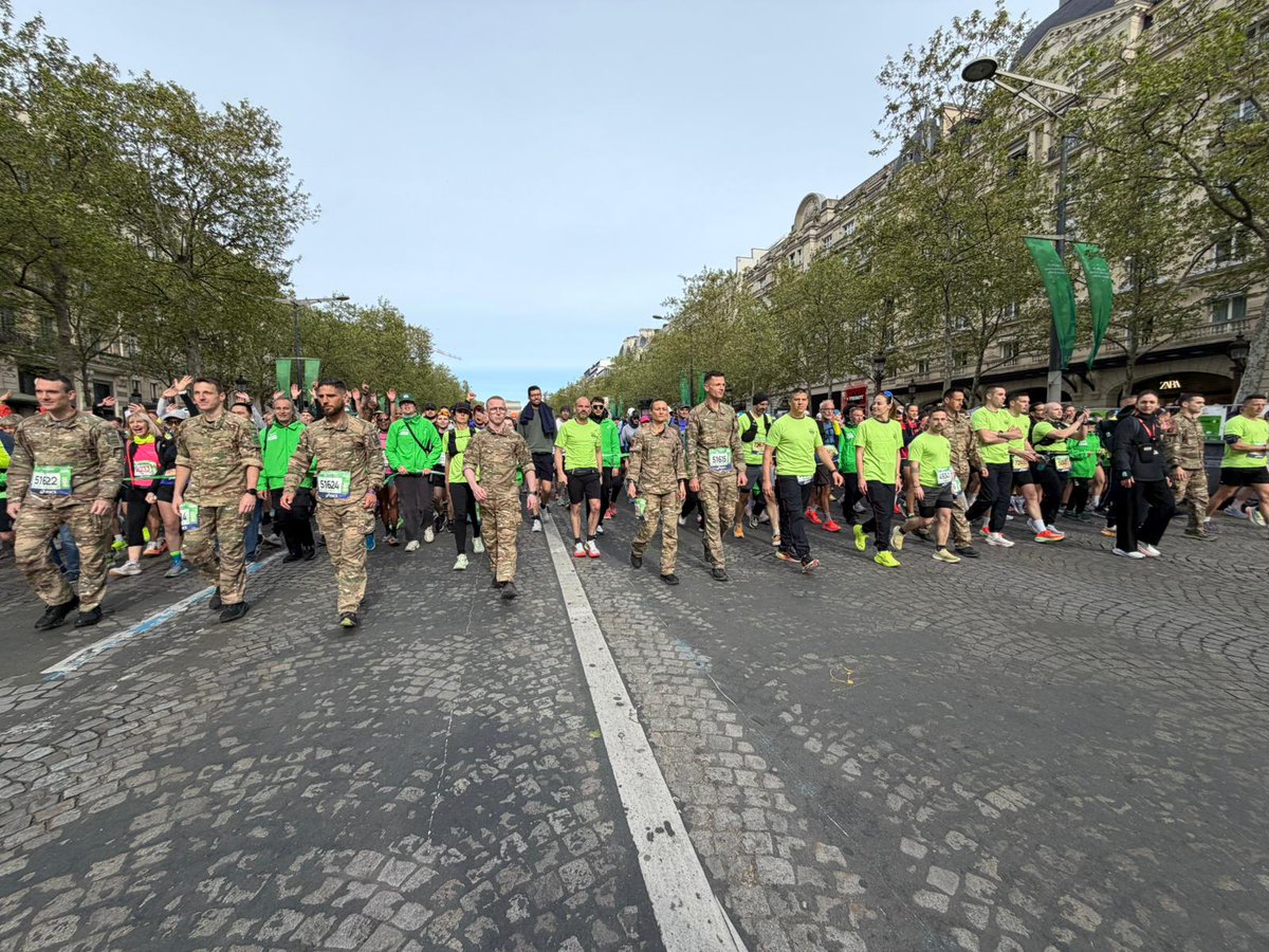 armeedeTerre's tweet photo. #FiersDeNosSoldats engagés sous le drapeau de la fraternité d'armes, au @parismarathon 💪👟🇫🇷 ce dimanche !

Pour eux, une seule victoire compte déjà : la solidarité #AvecNosBlessés 🤝
Merci notamment au @RG_19e et aux @PompiersParis !
#TenirLeffort https://t.co/oaYaWhOmVo