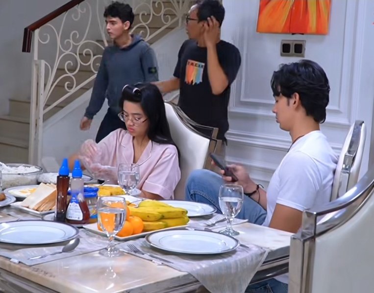 ternyata yg bulatin nasi megalodon itu aqeela sendiri😭 qeel lu gatau porsi ukuran mulut km sendiri😭