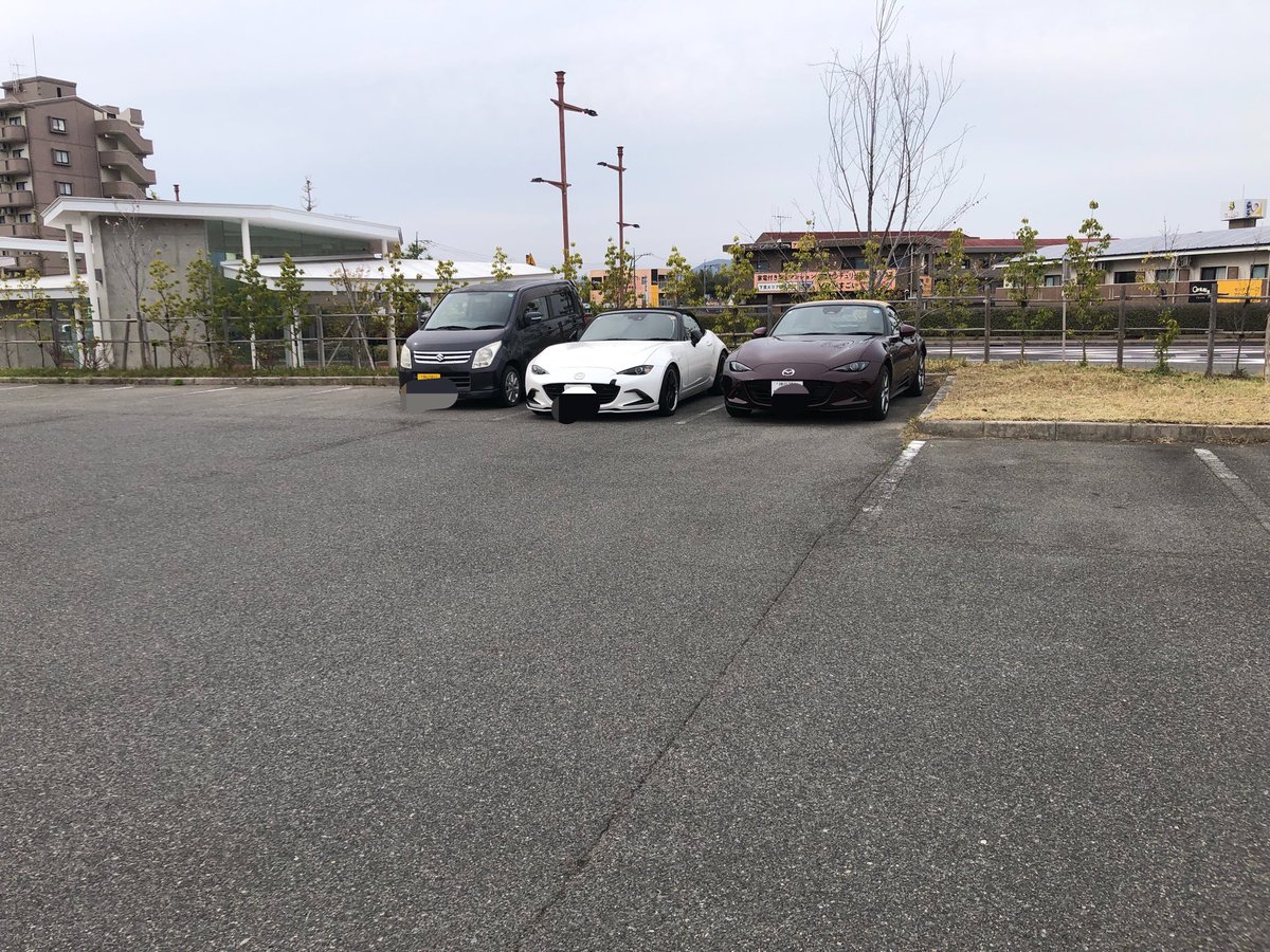 akibo33's tweet photo. オープンドライブ日和🚗³₃

賀茂吹奏楽団さんの演奏会に。

戻ってきたらお隣にロドが！

カッコイイお隣さんでした。

お隣さんありがとう😊 https://t.co/39nm5Q7w2r