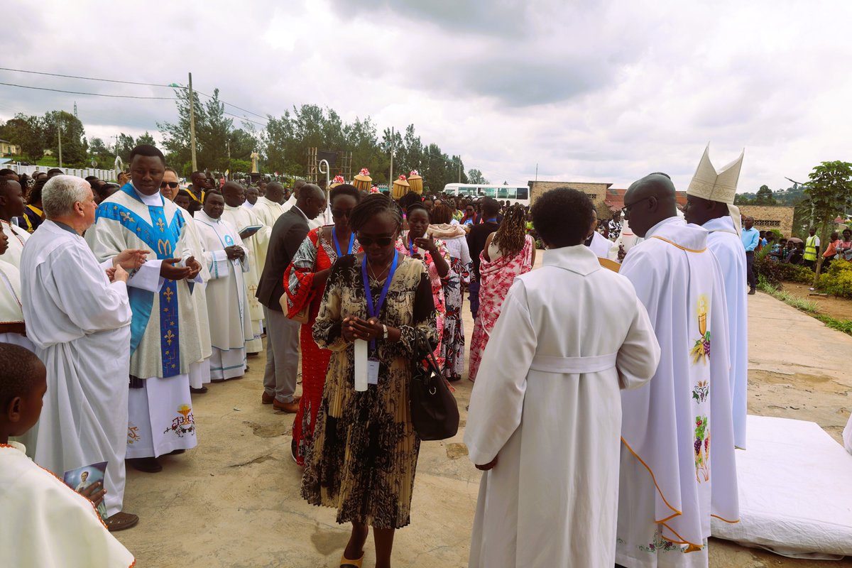Kuri iki Cyumweru cy'Impuhwe z'Imana Umushumba wa <a href="/KabgayiOf/">Diocese of Kabgayi</a>  Myr Balthazar Ntivuguruzwa ari guturira igitambo cya Misa muri Paruwasi ya Ruhango, cyo gusabira inzirakarengane zazize Jenoside  yakorewe Abatutsi mu 1994, cyabanjirijwe  no gucana urumuri rw'ikizere. <a href="/Kinyamateka_KM/">KINYAMATEKA</a>.