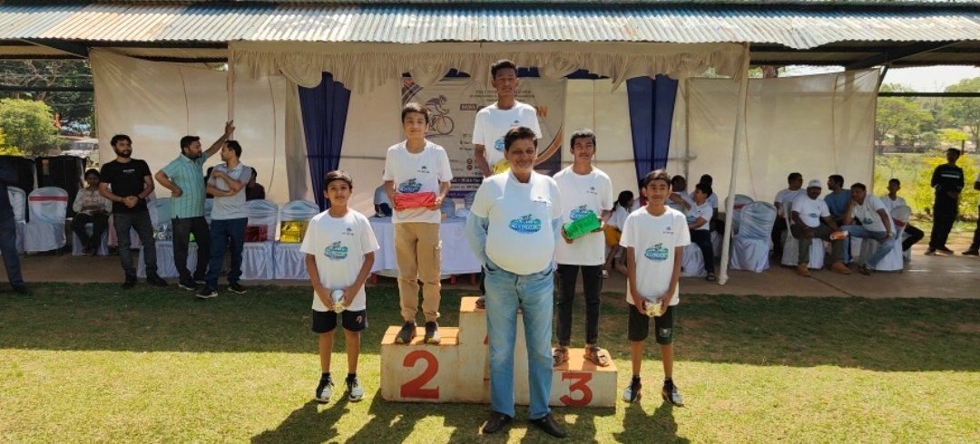 prabhatkhabar's tweet image. झारखंड: किरीबुरू में फिट इंडिया संडे ऑन साइकिल के तहत मिनी साइक्लोथॉन का आयोजन. सेल कर्मियों, छात्रों और स्थानीय लोगों ने बढ़-चढ़कर लिया हिस्सा. कार्यक्रम के जरिए फिटनेस, पर्यावरण संरक्षण और स्वस्थ जीवनशैली का दिया गया संदेश.

#Jharkhand #Kiriburu #FitIndia #Cyclothon