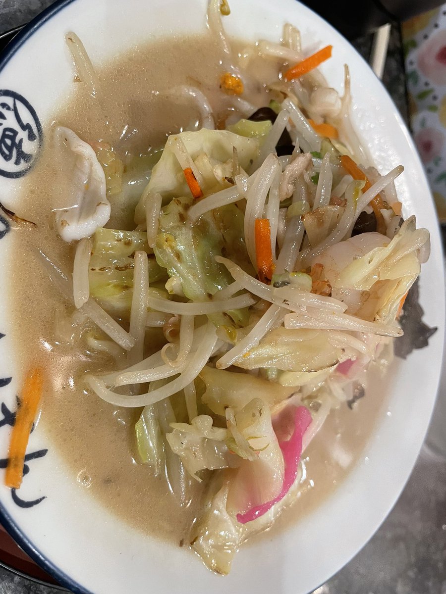 kotami_n's tweet photo. ちゃんぽんが美味いらしい
→いやいや札幌いうたら味噌ラーメンでしょうが
→でか！うま！

 #わためいとのはばない
#わた飯 https://t.co/GoI57mKuRW