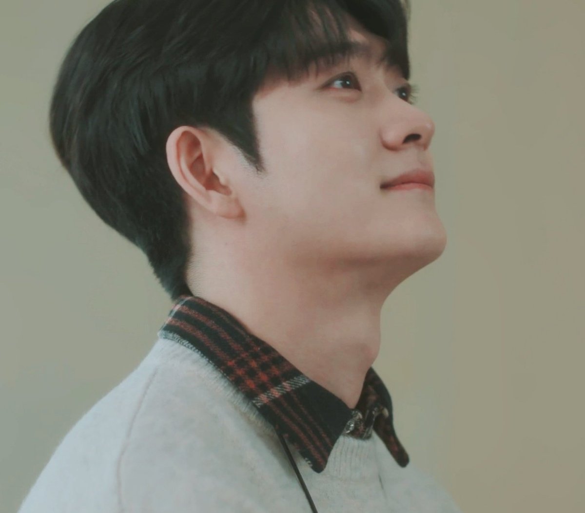 준호가 러닝하다가 우연히 찾은 한적한 동네 벚꽃 포인트로 구경 나온 #준호영우 와 3살 이경 어린이.

목마 태워서 벚꽃을 가까이 보여주니 너무 좋아하는 아들과 애기가 보는 꽃 근처에 벌이 있을 까봐 안절부절하는 영우가 있어 올 봄도 너무 행복한 이준호.