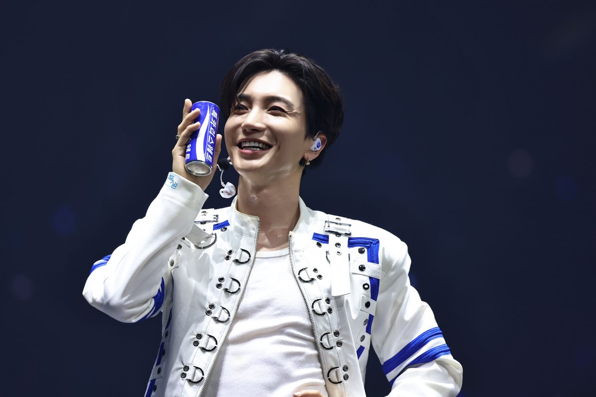 special__teuk's tweet photo. 260403 슈퍼쇼10 SJ-CORE

라라라라라리라라~ 널 사랑한다고~ 
설레이는 이 마음 멈출수 없어 특카리스웨트
~♬ 
광고주님!!! 보고 계시나요?!?!
44개월의 청량함, 특카리스웨트💙
#이특 #포카리스웨트 #광고모델 #동아오츠카

#SUPERSHOW10 #SJCORE #SUPERJUNIOR 
#LEETEUK  #특별하게_사랑해 https://t.co/GJ9WjGgoGh