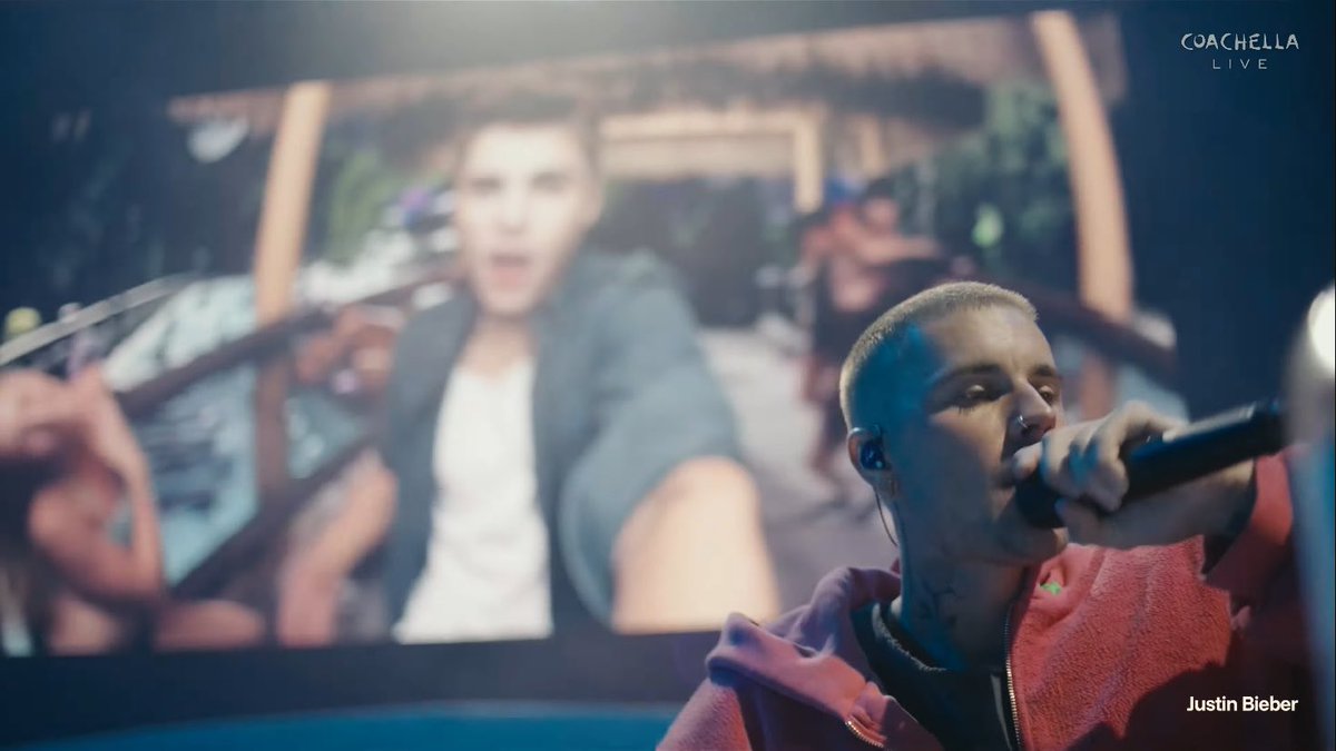 rkoows's tweet photo. the same person, btw ❤️ #BIEBERCHELLA https://t.co/aSsQTlGEPA