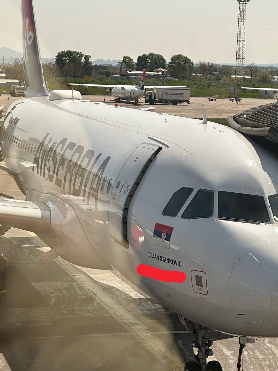 Ovaj avion verovatno ne ostavlja bele linije za sobom, on ih usisava.