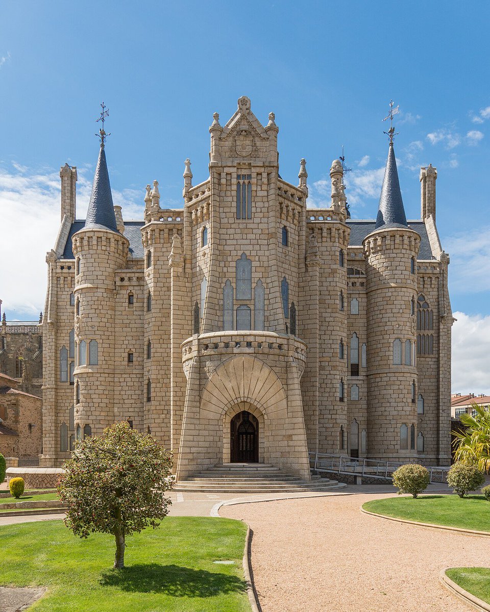 ElCampoAmarillo's tweet photo. El Palacio Episcopal de Astorga es la prueba de lo que ocurre cuando dejas que el genio de Gaudí juegue con el granito. Un castillo neogótico que parece sacado de un cuento y que rompe el paisaje leonés para demostrar que la arquitectura también es pura imaginación. 

​Aunque nació como un encargo para ser la residencia de un obispo, el toque de Gaudí lo convirtió en algo único. Es de las pocas huellas que dejó fuera de Cataluña y el resultado es fascinante: reinterpretó la tradición con arcos que parecen flotar y torres que buscan el cielo, fundiendo la piedra con una sensibilidad que solo él poseía. 

​Este edificio nos enseña que la identidad de un lugar no es algo estático. Nos invita a pensar que, para honrar la historia, a veces hay que atreverse a escribir un capítulo completamente distinto. La belleza, cuando es tan honesta y atrevida, siempre acaba encontrando su sitio por mucho que destaque sobre el resto.