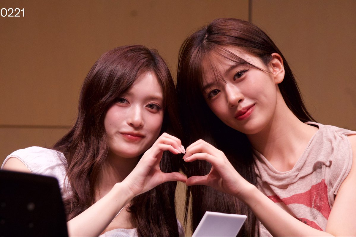 iveiseo0221's tweet image. 260412 IVE全員サイン会 大阪

🐯🐶 

#IVE #HEHEZ #LEESEO #ANYUJIN #아이브 #이서 #안유진 #혜혜즈 @ive_twt