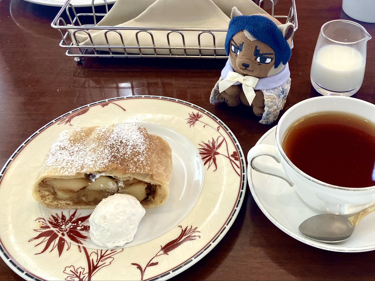 今日のおやつ🧁ｱｯﾌﾟﾙ ｽﾃｭﾙｰﾃﾞﾙ
病院帰りの紅茶店
#フォゼとカフェ
