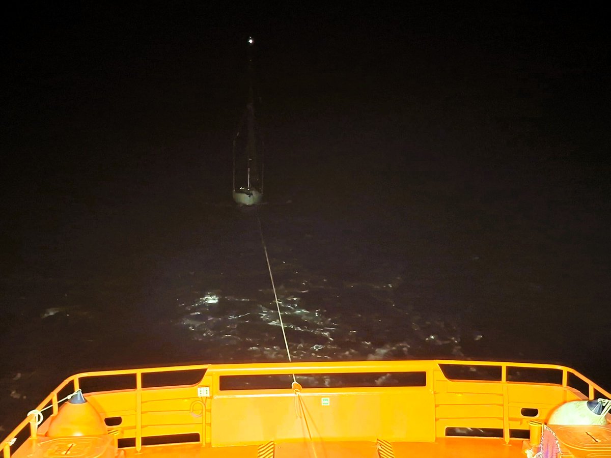 salvamentogob's tweet image. Mar/Oscuridad/Emergencia... triplete nada deseable.
3:26 horas, velero sin gobierno 3 tripulantes/12 metros  solicita auxilio.
Controladores centro #Palma movilizan la guardamar Calíope que hace firme remolque y lleva a puerto.
H24 Pendientes de Ti en la Mar...
#SeguridadNáutica