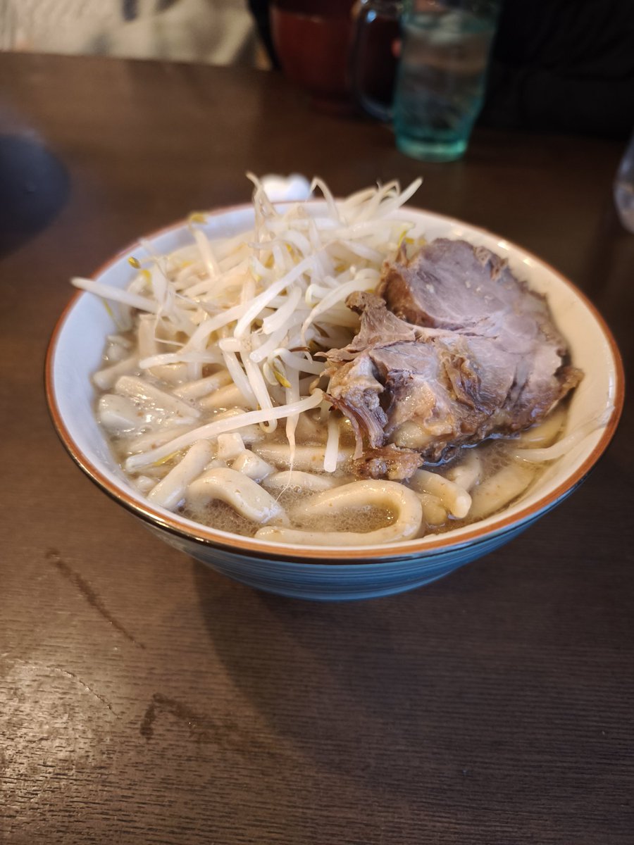 コレはもう、二郎系うどんですよ🤣
麺はムズい！笑
僕以外はセブンに売っとる二郎系の麺で作りました🤣
スープ、チャーシューは美味かった！
