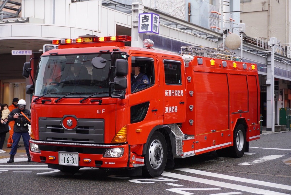 ora63201726's tweet photo. 新潟市消防局東消防署山の下出張所
山の下タンク1
この車両は平成27年配備のモリタ艤装の泡原液搬送車です。
通常時は4000Lの水を積載し、コンビナート火災等の際には消火薬剤に載せ替えて3点セットとして活動します。 https://t.co/5ph34Kjtfe