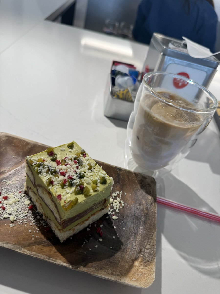 tama33335's tweet photo. 西宮ガーデンズで
映画前にオシャレな
カフェでお茶！
似合わねぇ〰️！
#ピスタチオティラミス
#アイスラテ https://t.co/uW4had9a8m