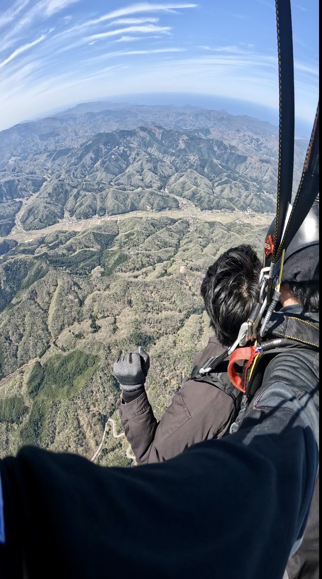 seeeyada's tweet photo. 雨やタイミングが合わず
4回延期して

ようやく
念願のスカイダイビング。

天気も最高で
一瞬だったけど

やってよかったと思える体験や！ https://t.co/5Qlm4iCako