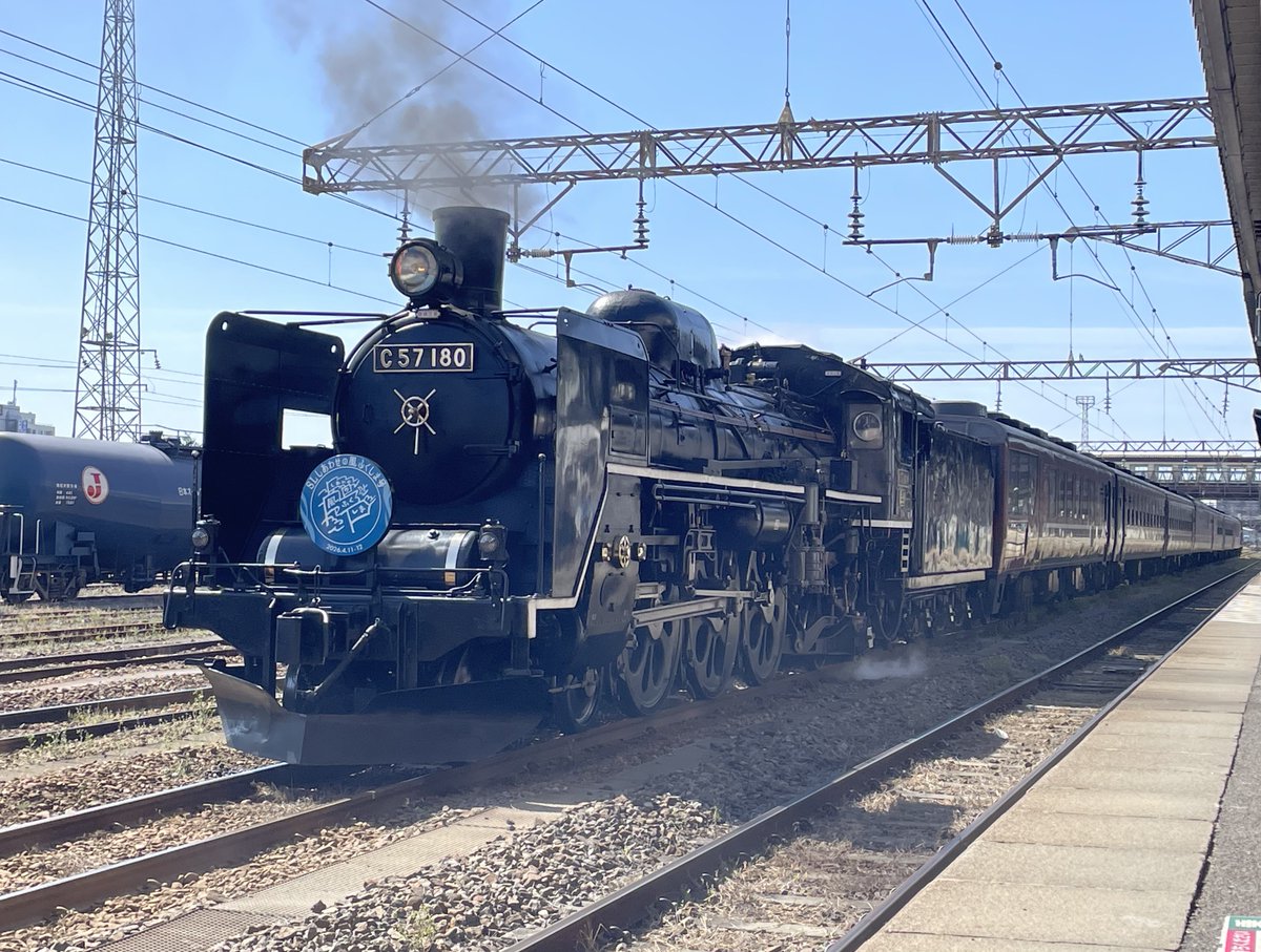 ohtk59's tweet photo. 4/12
ふくしまDC特別運行！
SLしあわせの風ふくしま号 乗車の旅に参加

磐越西線 郡山-会津若松間を
C57 180号機+12系7両+DE10 1700
にて運転された(9871ﾚ)

15年ぶりの営業運転という事もあり、沿線には多くの人の姿が見られました https://t.co/EJwge5PQkE