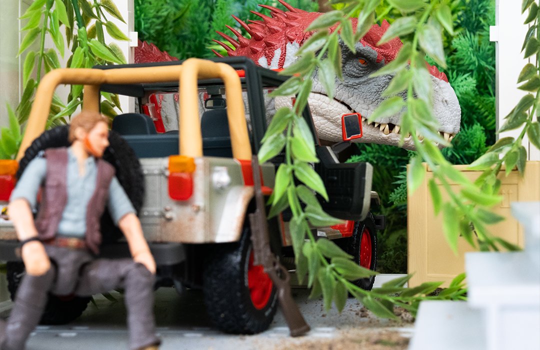 Tom_Jurassic's tweet image. Owen Grady is forced to take cover when the Indominus Rex emerges from the forest on Isla Nublar. In this universe, this version of the hybrid is even more deadly...

#JurassicWorld #JurassicPark #ToyPhotography