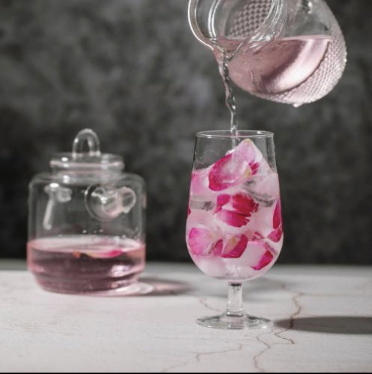scillawessels3's tweet image. Drinking rose 🌹 water, unsweetened , is not just a habit. It’s a quiet ritual of remembrance.

There is no sugar to distract the senses. No heaviness. Just the subtle, almost sacred imprint of the rose itself, soft, cooling, and deeply alive.

The first sip doesn’t shout. It