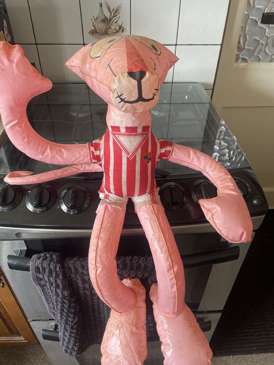 potter2207's tweet image. Been down at my old house this morning (and the tip again) trying to clear out the 40 years of accumulated stuff 😫
Tackling the dreaded cupboard under the stairs this morning - look what I found !! 🤣🤣
Bit grubby, but still in one piece! 
#scfc #Stoke #ThemWereTheDays