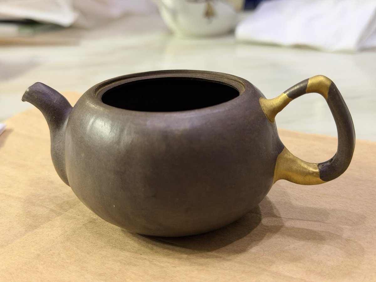 spingyan's tweet photo. #kintsugi 
#japancraft 
#teapot 
#侘寂 
#wabisabi https://t.co/zvbQgs11wP