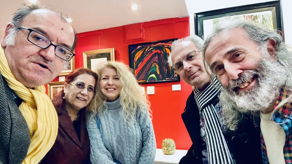 gly371's tweet photo. 1. Dün, Kadıköy Bahariye Sanat Galerisi’nde düzenlenen Uluslararası “BİRİZ” Sergisi’nin açılışına gittim. Birbirinden değerli sanatçıların eserlerini görme şansı yakaladığımız  serginin Leonardo Da Vinci’nin doğumgünü olan “15 Nisan Dünya Sanat Günü”nü kapsayan haftaya denk getirilmesi çok anlamlıydı. #sanat #dünyasanatgünü #sergi