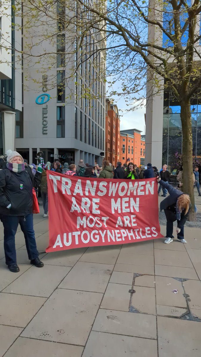 ToothyMaestra's tweet image. This man is a dangerous predator who dressed in a Brownie outfit.
@Keir_Starmer @DavidLammy @wesstreeting @bphillipsonMP 
#DoYourJob
#SupremeCourtRuling
#OneYearLater
@acts_grassroots 
@AGP_Awareness
Transwomen are men and most are autogynephiles
