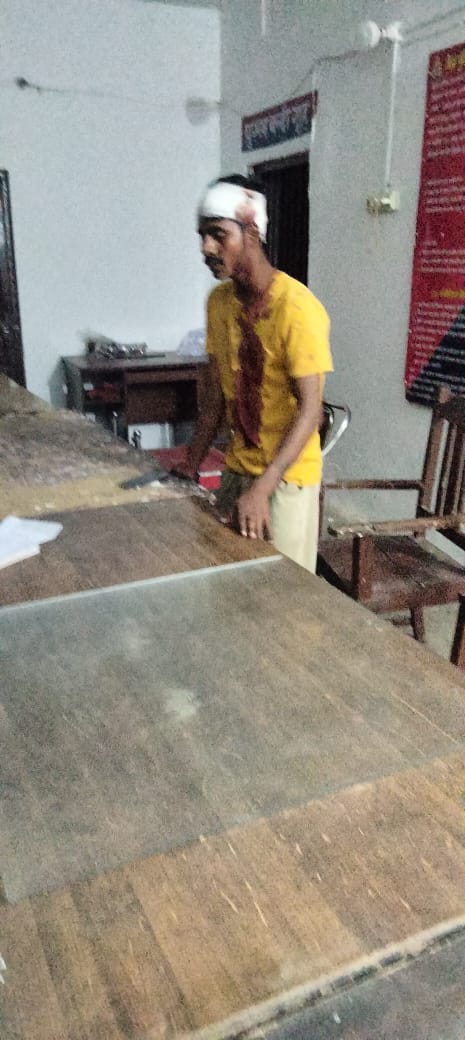 युवराज सिंह के ऊपर जानलेवा हमला और धमकी दी जा रही है अभी तक आरोपी को गिरफ्तार नहीं किया गया ना कोई कार्रवाई क्या किसी बड़ी अनहोनी होने के बाद पुलिस प्रशासन ध्यान देगा अंकेश पिता विजेंद्र कुमार सिंह ग्राम बसन्त पुर #जामो #अमेठी <a href="/amethipolice/">AMETHI POLICE</a> <a href="/Uppolice/">UP POLICE</a> <a href="/DmAmethi/">DM Amethi</a> <a href="/myogiadityanath/">Yogi Adityanath</a>