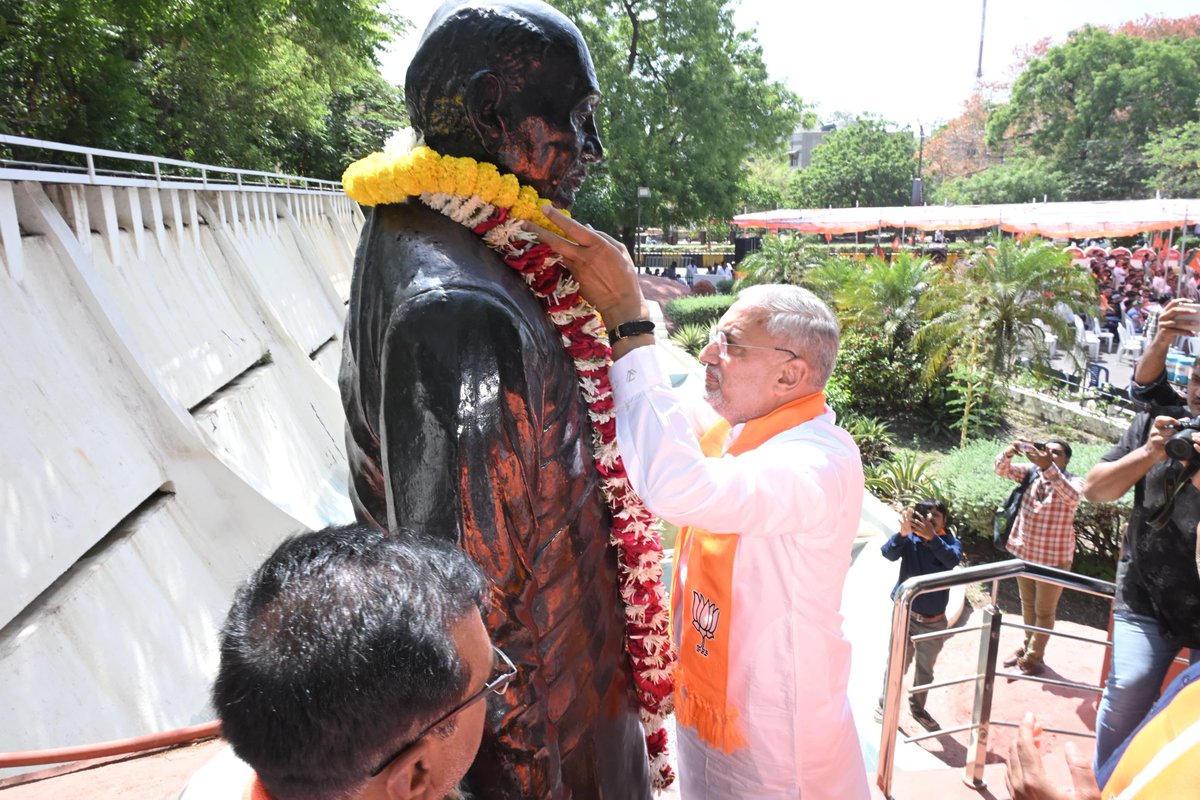 iJagdishBJP's tweet photo. જનસેવાના સંકલ્પ સાથે, વિજયના પથ પર પ્રસ્થાન... 

સ્થાનિક સ્વરાજ્યની ચૂંટણી અંતર્ગત આજે રાજકોટ મહાનગરના ઉમેદવારો સાથે 'જનસેવા સંકલ્પ' લઈ વિજયનો શંખનાદ કર્યો. 

સેવા અને સમર્પણના આ યજ્ઞમાં સૌ કર્મઠ કાર્યકર્તાઓને ભવ્ય વિજયની અનેકગણી શુભકામનાઓ. રાજકોટ મહાનગરમાં જનતાના આશીર્વાદ સાથે ફરી એકવાર કેસરિયો લહેરાશે.

#કમળ_ખીલશે_વિકાસ_જીતશે
