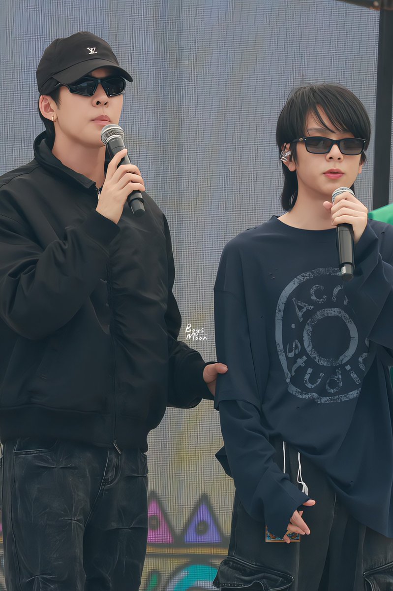 boysoverthemoongallery tweet media