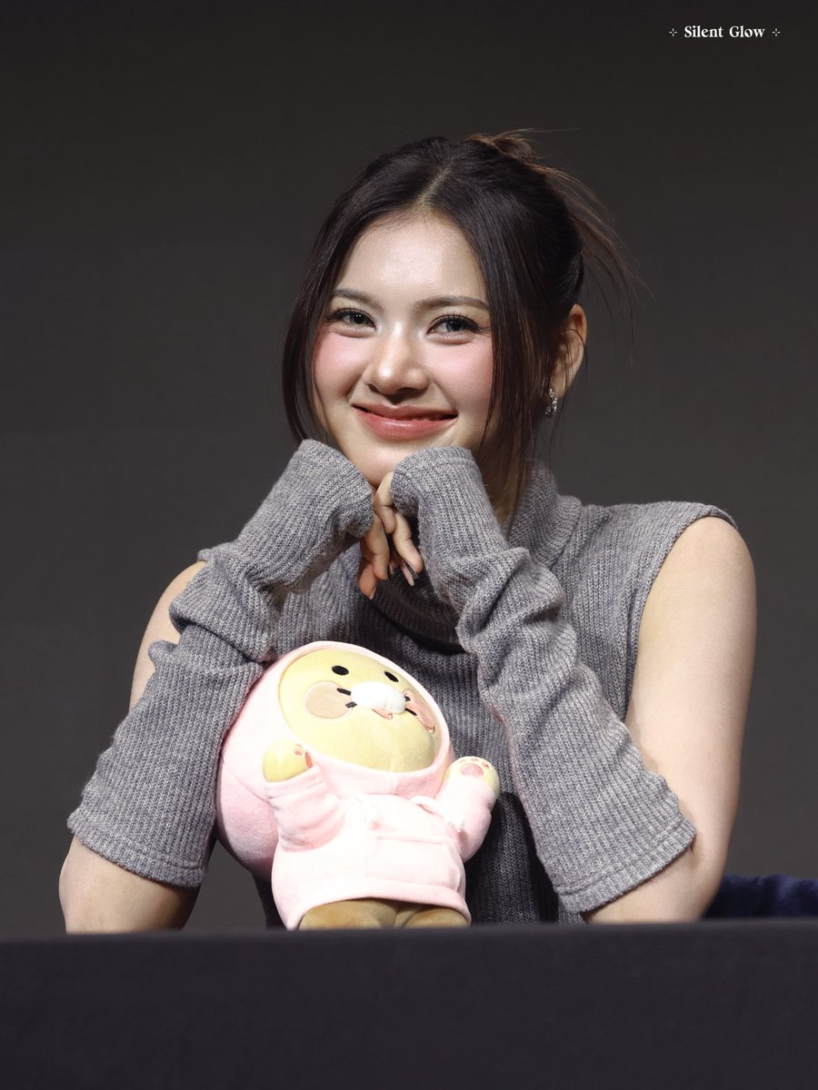 KannyGlow's tweet photo. 260405  
뽀뽀 다 하고 웃으면서 쳐다보잖아～ 

#SAY_KANNY #카니 #KANNY #カニー #แนนนี่ #SAYMYNAME https://t.co/NN818RZSmB