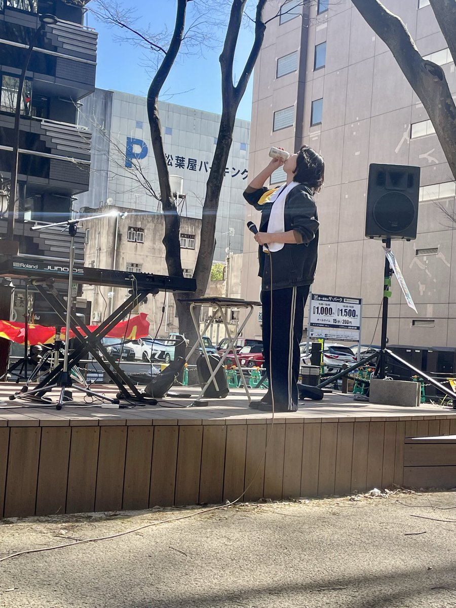 正解はこちら💁‍♂️

#カタカナ3文字アヤコ 

これが彼女のライブ演奏スタイル🍻