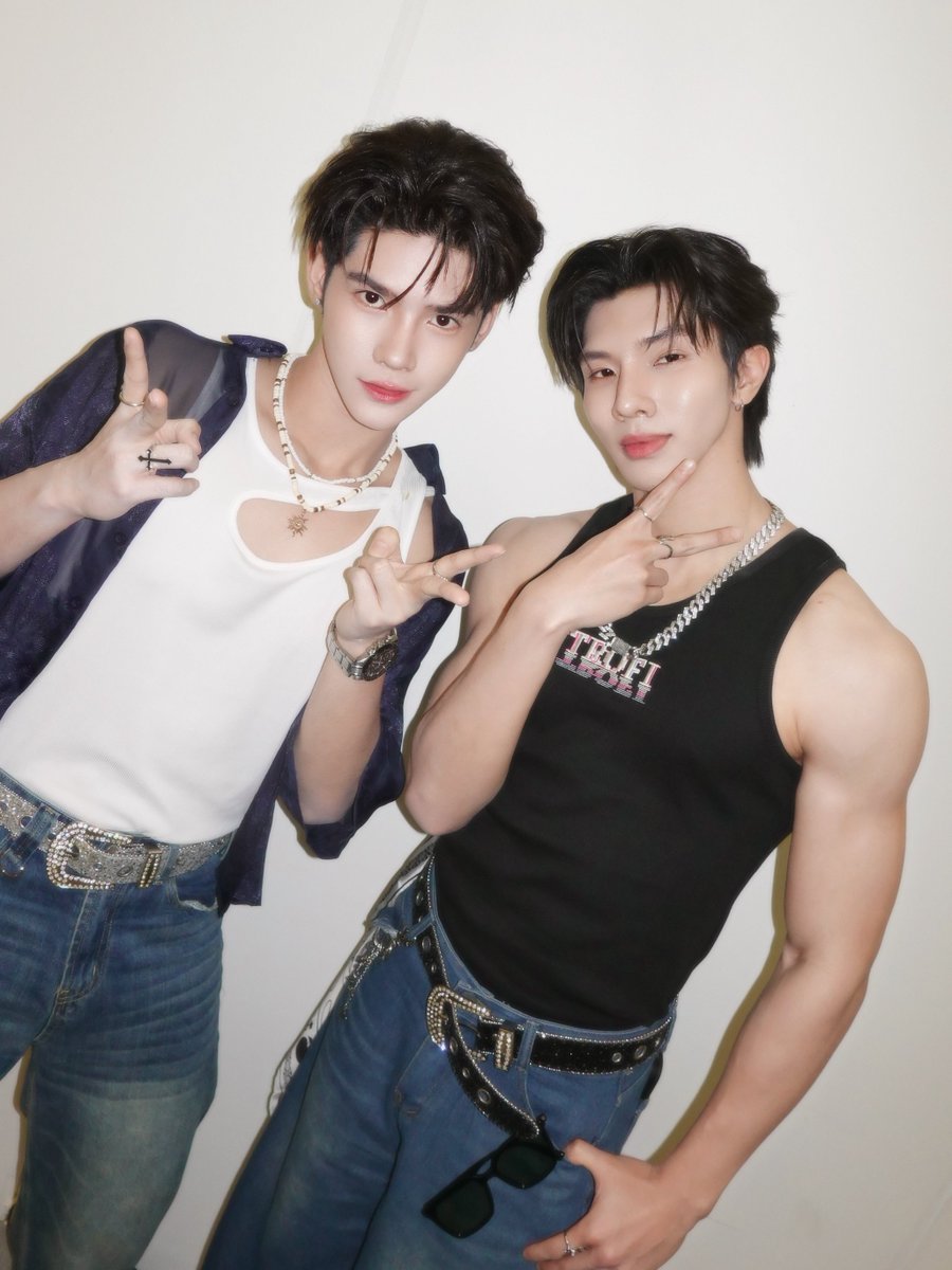 KongthupsArtist's tweet image. "โคตรซิ่งเลยครับ "หล่งลี-อาร์ม" กับสงกรานต์สยามวันนี้ ✨️🔫💦 

#สงกรานต์สยาม2569
#longarm 
#KongThupsArtist