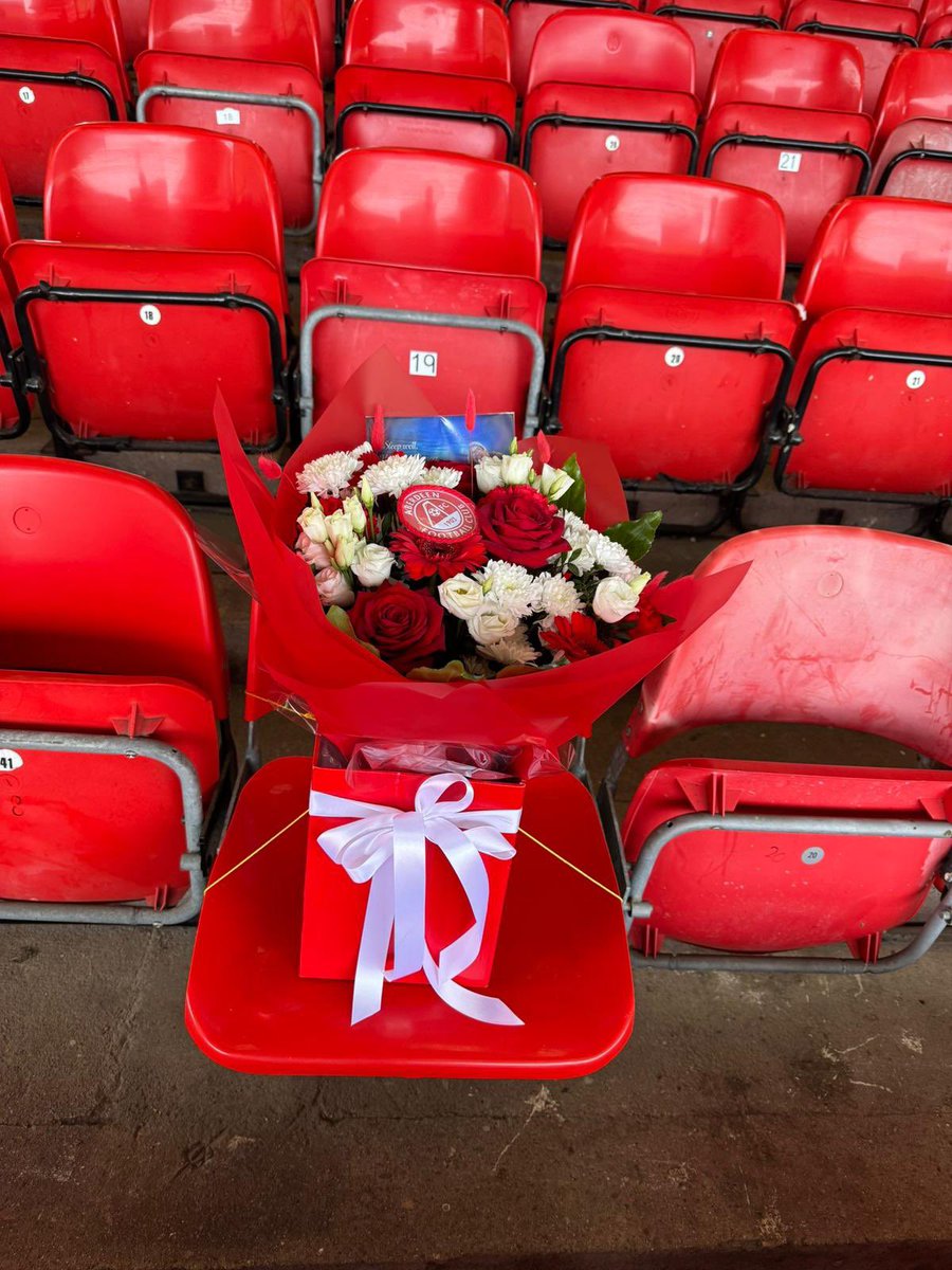 Witchy83's tweet photo. Game 61: Aberdeen 2-0 Hibs. 
Big improvement! Closing down, winning balls, forward passes, creating chances. Massive three points. 
@AberdeenFCSLO, our club and our friends - thank you ❤️
#aimingfor70 https://t.co/hk8GGi4EZq