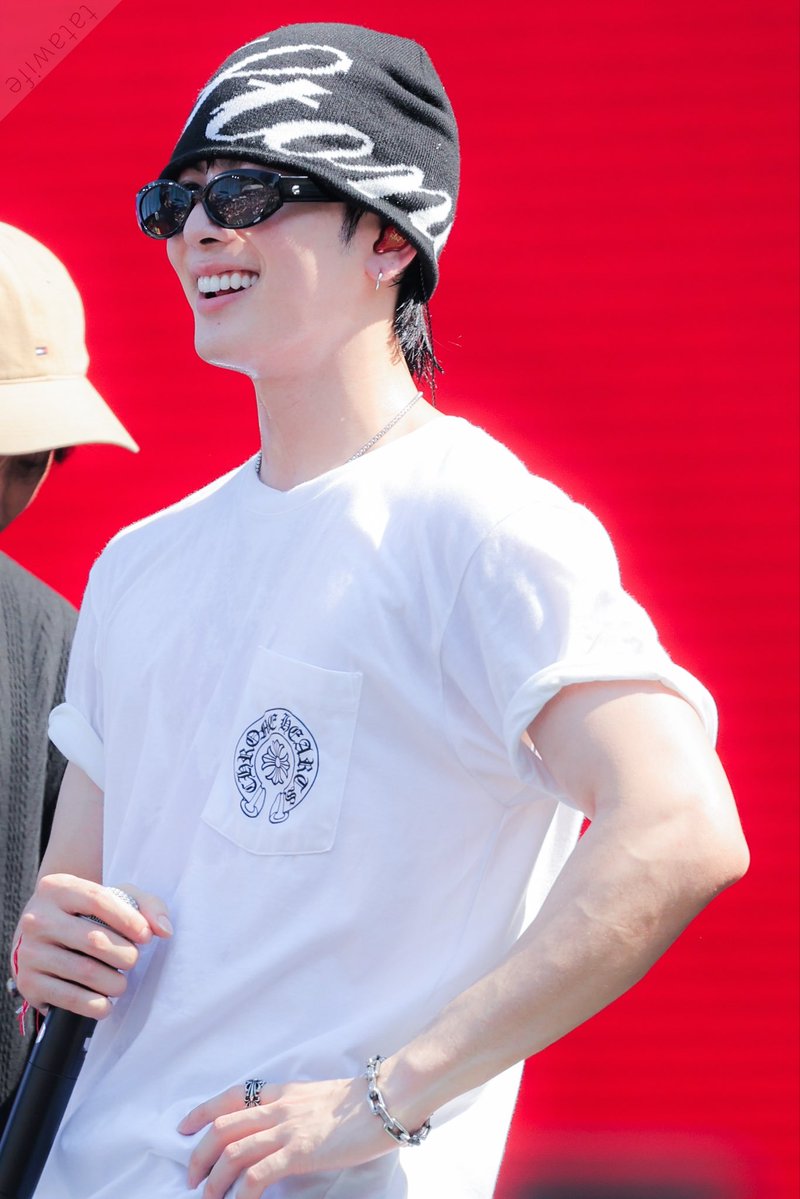 KarlTatawife's tweet image. เห็นแดดแล้วโวยวาย 
เห็นผู้ชายแล้วร่าเริง 
#SuperFluid2026 
#santapp @Ppsanta