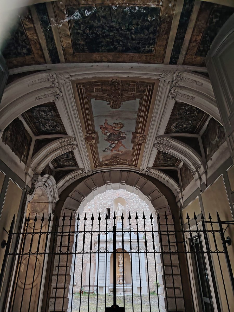 Quando dicono che "al Nord avete solo la nebbia"... 
Aahhhh beata ignoranza! 
Peccato che X non dia la possibilità di pubblicare più foto, ma va bene, chi ha un minimo di cultura capirà sicuramente.
Brescia, un piccolissimo scorcio di tantissima arte e cultura che custodisce