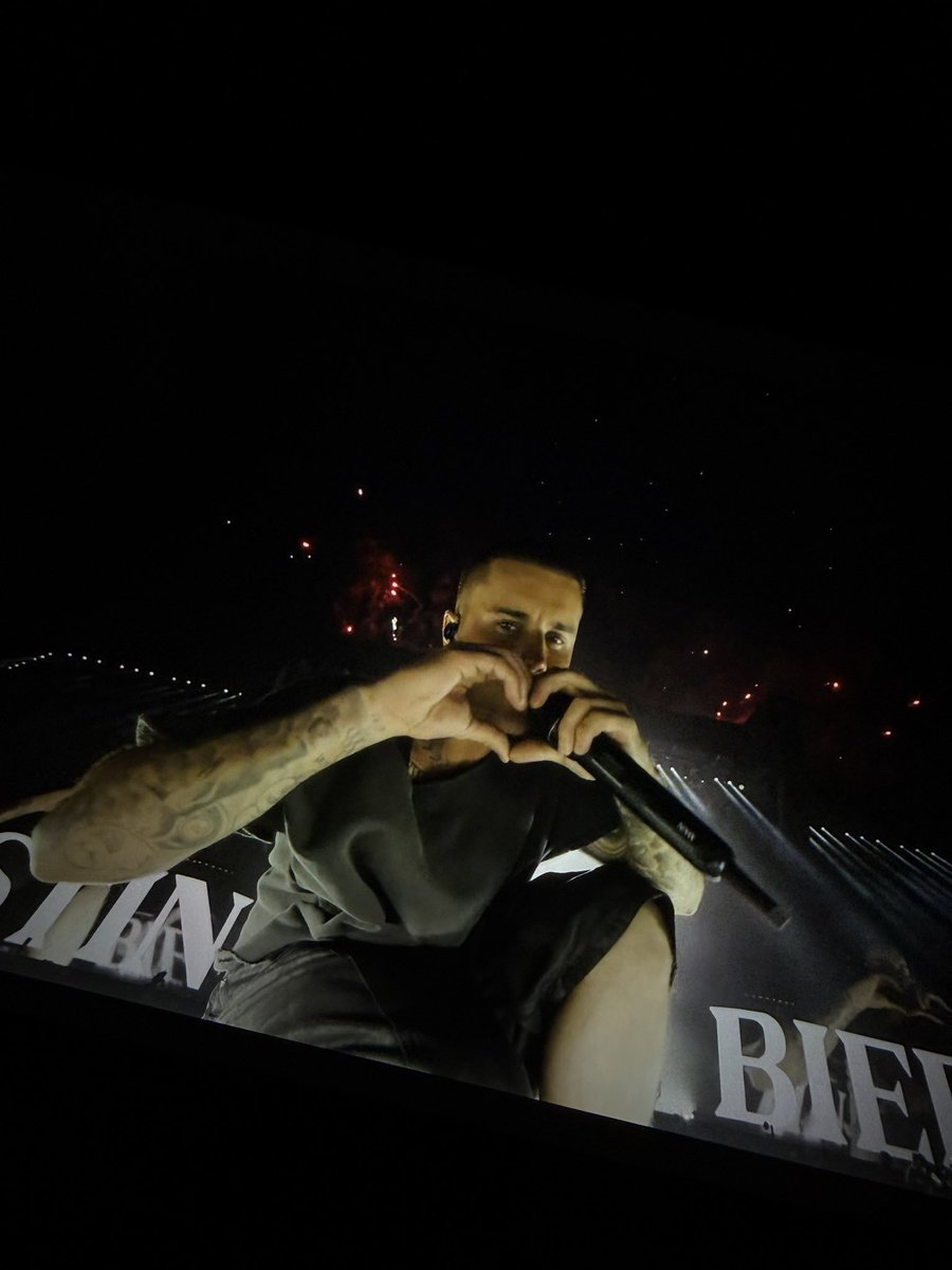 BIEBERSLGND's tweet photo. justin estaba HARTO de que la gente pretenda cosas de él y le exija como si fuese un títere. hoy no le manda NADIE: hace lo que quiere, canta lo que quiere y los medios y la industria SIEMPRE van a aplaudirlo y solicitarlo para todo porque es una LEYENDA. cantó a pulmón con el talento que lo destaca, hizo reir al público, los hizo volver en el tiempo y principalmente ÉL la pasó increíble.

ARTISTA DEL CARAJO. SOS GIGANTE.  @justinbieber 🥺