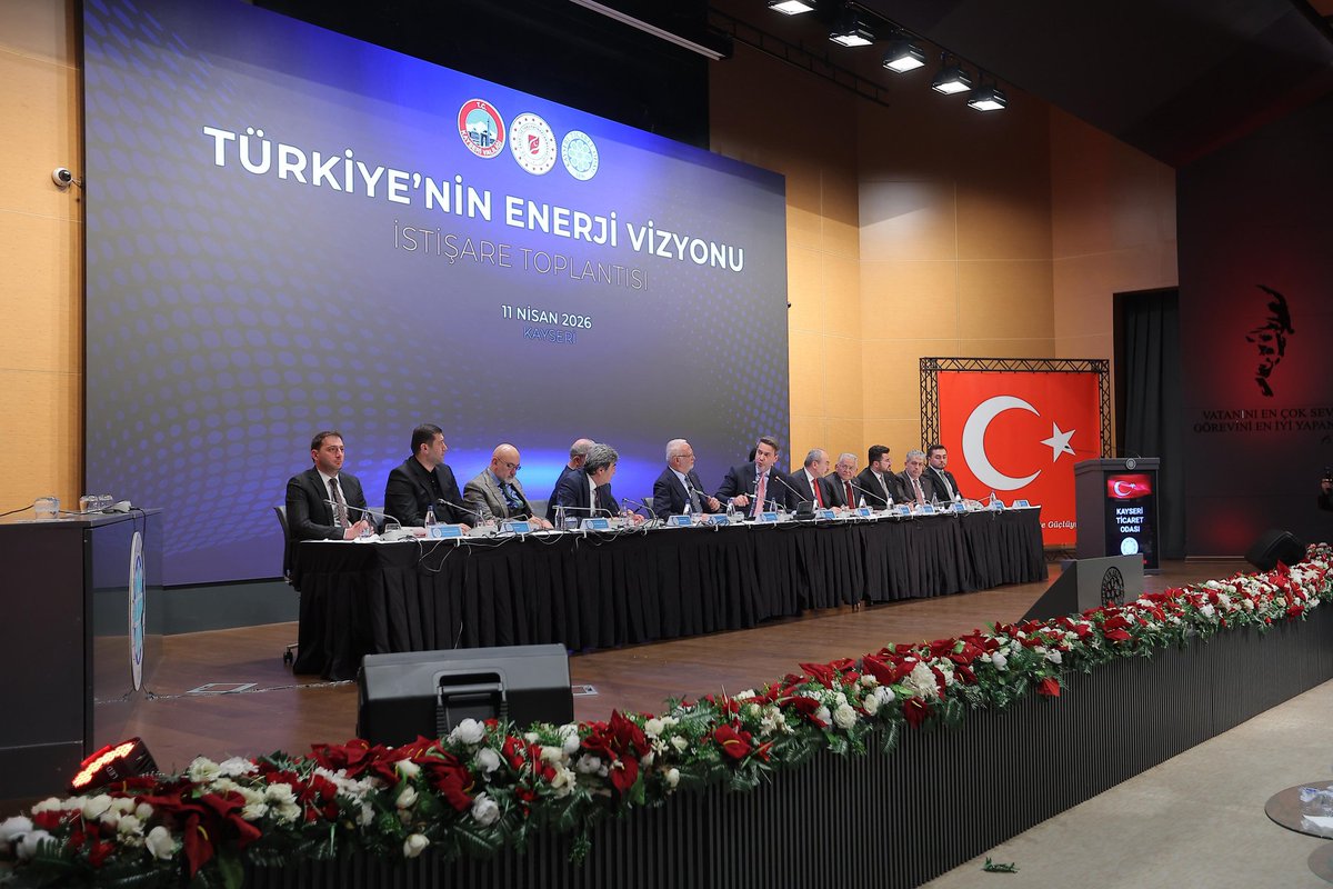 mustafaelitas's tweet photo. 📍Kayseri, Enerjik Gündem 

Sanayinin alın teriyle yoğrulmuş kadim şehirlerinden biri olan Kayserimiz, üretimin ruhunu taşıyan, emeği ekmeğe, gayreti değere dönüştüren öncü şehirlerimizin başında gelmektedir. Kayserimiz; yalnızca bir sanayi merkezi değil, aynı zamanda Türkiye’nin kalkınma iradesinin, istihdam hamlesinin ve yerli-milli üretim kararlılığının güçlü bir sembolüdür. 

Bugün Türkiye’nin enerji yatırımlarını konuşmak; aslında yarınların güçlü Türkiye’sini konuşmaktır. Çünkü enerji; sanayinin damarlarında dolaşan hayat kaynağıdır. Enerjiye erişimin güvenli, sürdürülebilir ve uygun maliyetli olması; üretimin artması, istihdamın çoğalması ve refahın yaygınlaşması demektir. 

Bu bilinçle; enerji arz güvenliğinin güçlendirilmesi, yerli ve milli kaynakların daha etkin kullanılması, enerji maliyetlerinin sanayicilerimiz ve esnaflarımız lehine dönüştürülmesi ve verimlilik odaklı yeni enerji politikalarının sahaya yansıması konusunda iş insanlarımızla birlikte kapsamlı değerlendirmelerde bulunduk. 

Daha fazla üretim, daha fazla istihdam ve daha güçlü bir ekonomi için enerjinin stratejik rolünü birlikte istişare ettik, birlikte not aldık, birlikte yol haritası oluşturduk. 

Türkiye’nin son yıllarda ortaya koyduğu yerli enerji hamlesi, yalnızca bugünün ihtiyaçlarını karşılamaya değil; yarının büyük Türkiye’sini inşa etmeye yöneliktir. 

Karadeniz gazından yenilenebilir enerji yatırımlarına, maden politikalarından enerji altyapısının güçlendirilmesine kadar atılan her adım; sanayimizin rekabet gücünü artıran tarihi adımlardır. 

Bu çerçevede, Enerji ve Tabii Kaynaklar Bakanımız Sayın @aBayraktar1 ın ortaya koyduğu vizyoner enerji politikalarını; üretimi büyüten, sanayiyi güçlendiren ve Türkiye’yi enerji alanında daha bağımsız bir konuma taşıyan stratejik bir dönüşüm hamlesi olarak memnuniyetle takip ediyor, güçlü desteklerini kıymetli buluyoruz. 

İnanıyoruz ki; milletimizin alın teriyle, sanayicimizin azmiyle ve devletimizin güçlü iradesiyle enerji alanında atılan her adım daha fazla iş, daha fazla aş, daha fazla istihdam ve daha yüksek refah olarak ülkemize dönecektir.
