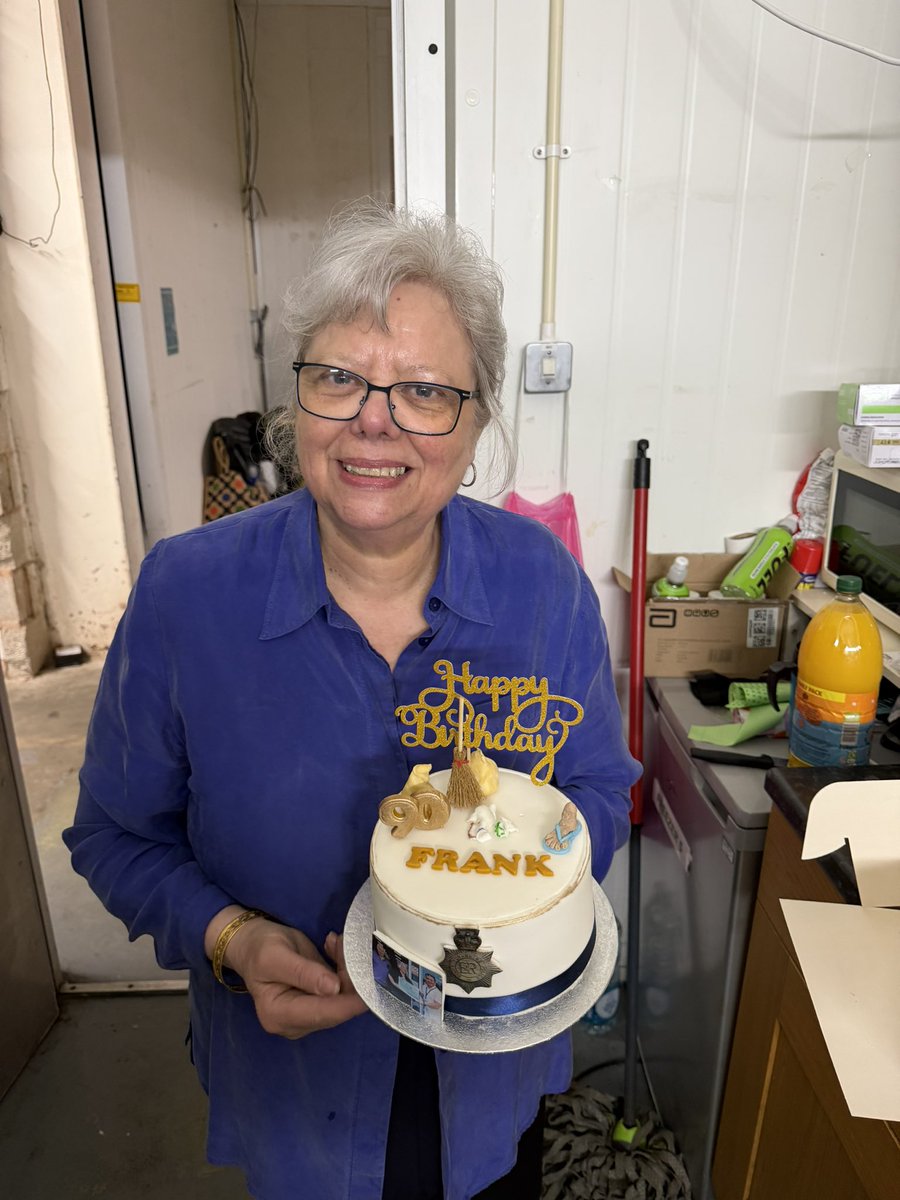 FoodAWARE's tweet image. Happy Sunday folks!

Was a real pleasure for our ‘resident cake maker’ and loyal volunteer Hazel to make a fab personalised birthday for the legendary ‘President of Mexborough’ &amp;amp; community stalwart Frank Knapton MBE who turned 90 on Wed 8th April! 🎂🎉🎁🎈❤️🙏

#Caring #Sharing