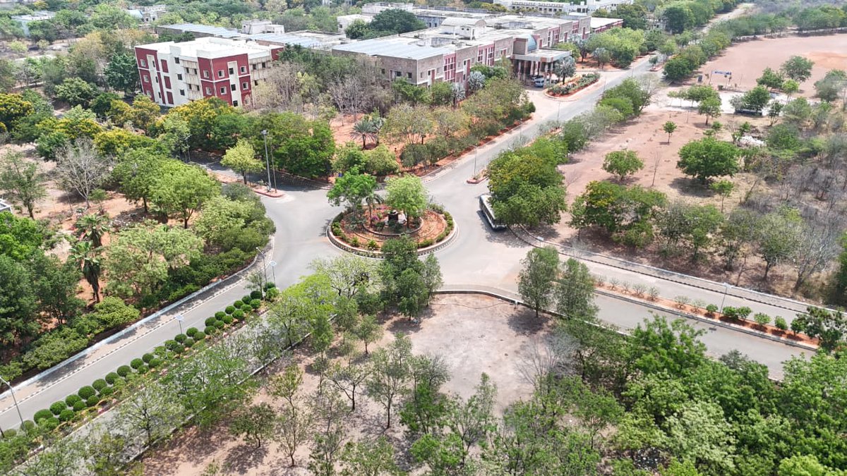 Kadapa_Police's tweet image. ➡️ కడప నగరంలో కొనసాగుతున్న డ్రోన్ పహరా 
➡️ కడప నగరం రిమ్స్ పోలీస్ స్టేషన్ పరిధిలో గంజాయి, నిషేధిత మత్తు పదార్థాల సేవనం, అసాంఘిక కార్యకలాపాలపై స్పెషల్ డ్రైవ్
➡️ అనుమానిత ప్రాంతాల్లో స్పెషల్ పార్టీలతో విస్తృత దాడులు

#kadapasp 
#kadapapolice 
@APPOLICE100 
#dronephotography