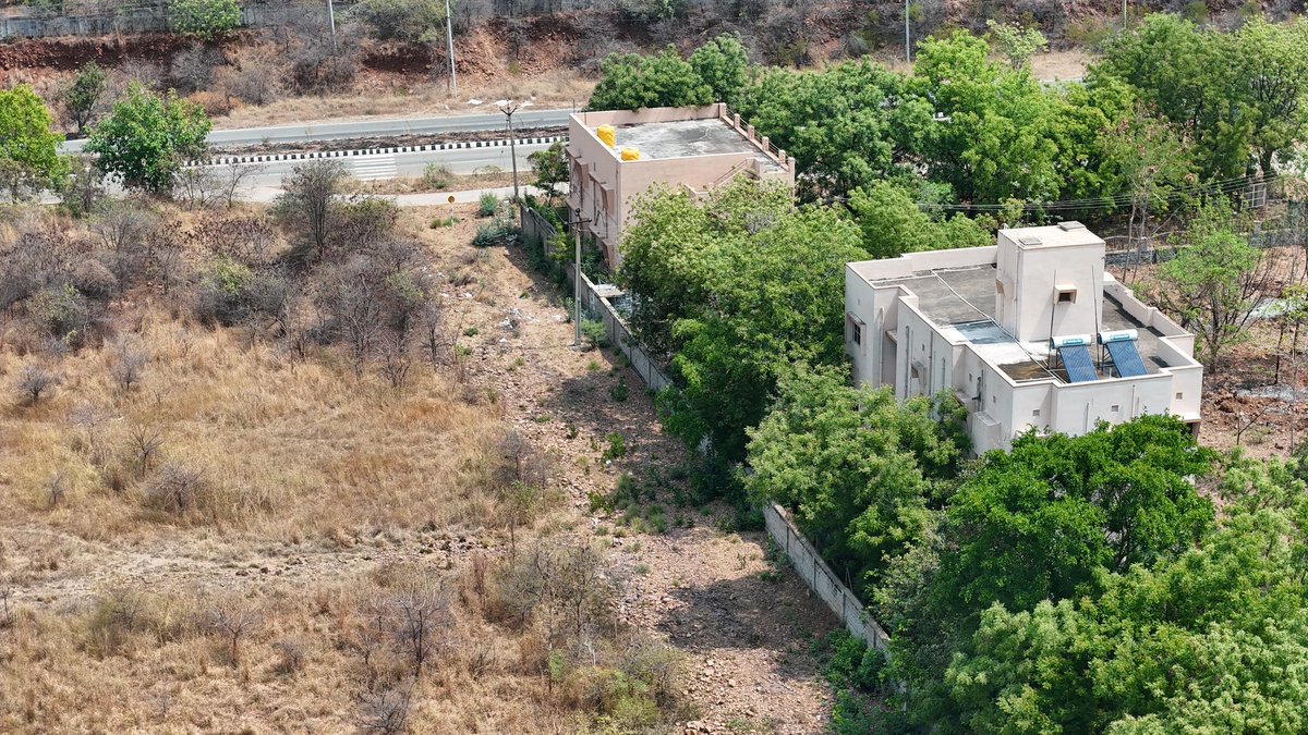 Kadapa_Police's tweet image. ➡️ కడప నగరంలో కొనసాగుతున్న డ్రోన్ పహరా 
➡️ కడప నగరం రిమ్స్ పోలీస్ స్టేషన్ పరిధిలో గంజాయి, నిషేధిత మత్తు పదార్థాల సేవనం, అసాంఘిక కార్యకలాపాలపై స్పెషల్ డ్రైవ్
➡️ అనుమానిత ప్రాంతాల్లో స్పెషల్ పార్టీలతో విస్తృత దాడులు

#kadapasp 
#kadapapolice 
@APPOLICE100 
#dronephotography