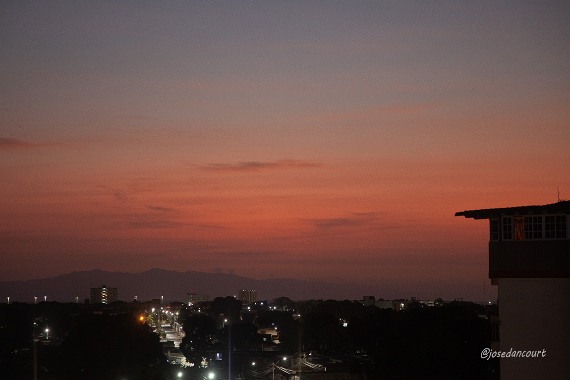 josedancourt's tweet image. Durante la aurora, por instantes, intensos colores cálidos recorren el horizonte al amanecer de este domingo.

#Sunrise #Sun #Color #Cumana #relax  

#CursoFotografiaTwitter
Gratuito
Autoestudio
Acceso en post fijado en mi perfil X