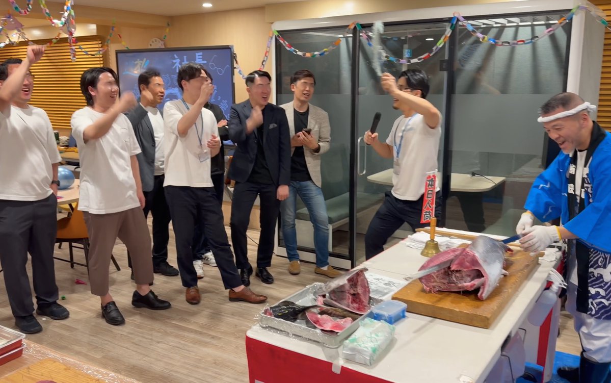 公認マグロ解体ショーダブル開催( ｀▽´)ノ>゜))))彡>゜))))彡☆彡　午前11時より開催の毎年恒例、横須賀市の家具メーカー労働組合様懇親イベントは鮪匠解体番長「航太」と「わか姐」が対応！