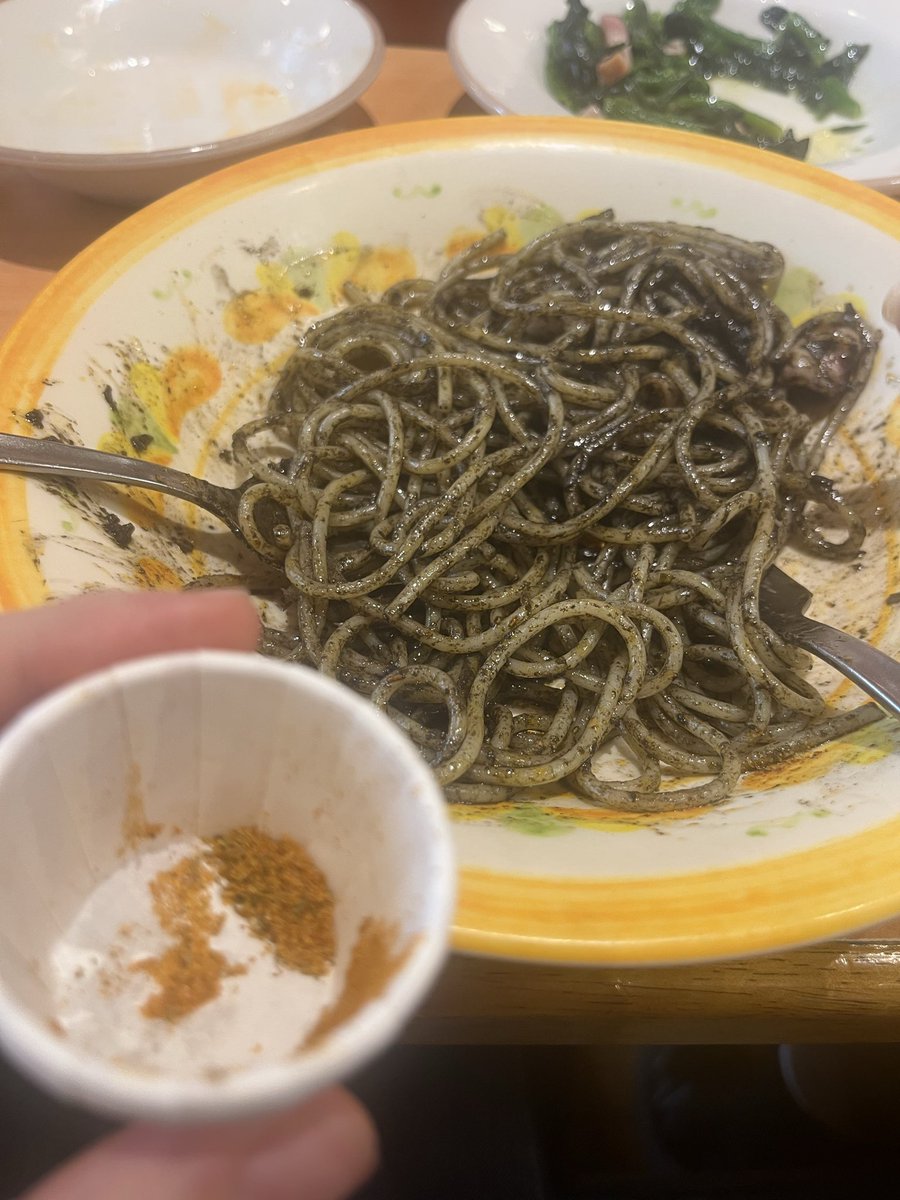 サイゼのイカスミパスタにアロスティチーニのスパイスかけたらバカ美味い