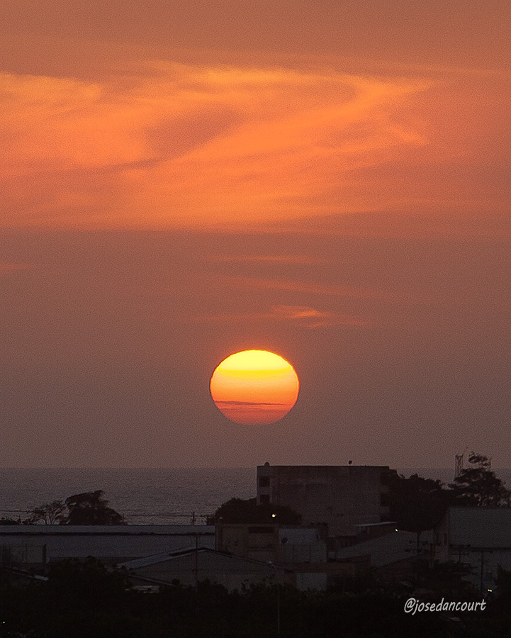 josedancourt's tweet image. El sol del atardecer se "detiene" por un instante, en medio de la calima del horizonte, para tomarse una selfie.

#Sunset #Sun #Color #Cumana #relax

#CursoDeFotografiaTwitter
Gratuito
Autoestudio
Acceso en post fijado en mi perfil de X