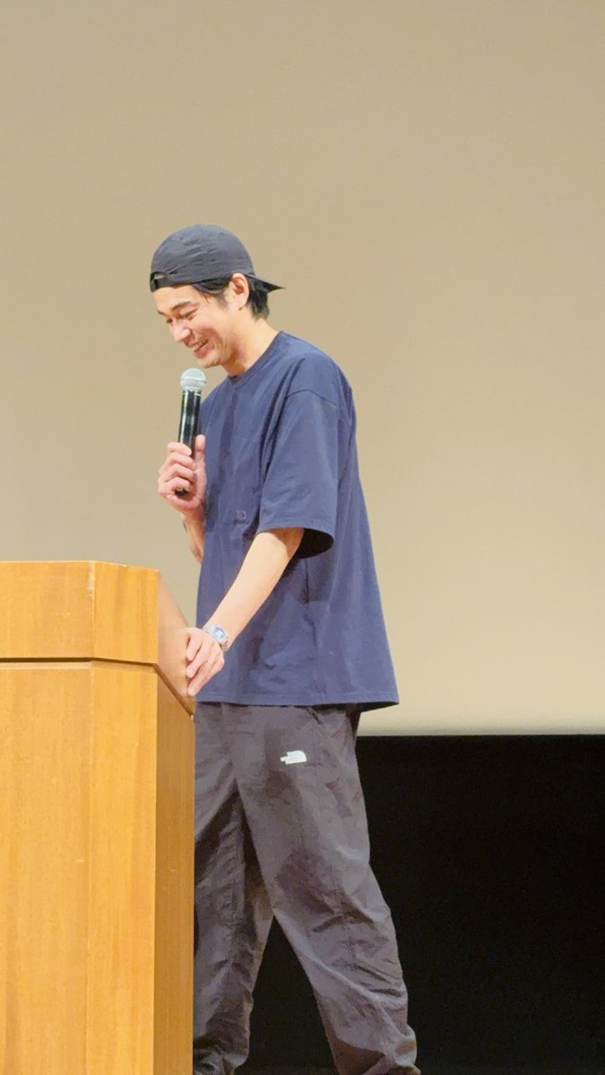 anmasadaaa21's tweet photo. #東出昌大　#講演会 
津青年会議所主催の東出さんの講演会に行ってきました　用意してあった演台は使わず椅子を演台の前に置いてざっくばらんな雰囲気を作りながら話す言葉は心の中にスーッと入ってきてこうありたいと思う事ばかりでした　質疑応答の時間もありサイン色紙のプレゼントもありました　当たった方には本人から手渡し…ひゃあ〜羨ましい！！三重県津市は地元から4時間の旅でしたがお話をたくさん聞けて有意義な時間を過ごせました　楽しかった〜！質疑応答の時だけ写真、動画OKでした　それから参加者が若い方も多くて高校生も質問してくれたりきっと参加した皆さんの心に残る講演だったと思います　東出さんの思いが伝わっていくのは嬉しいな…