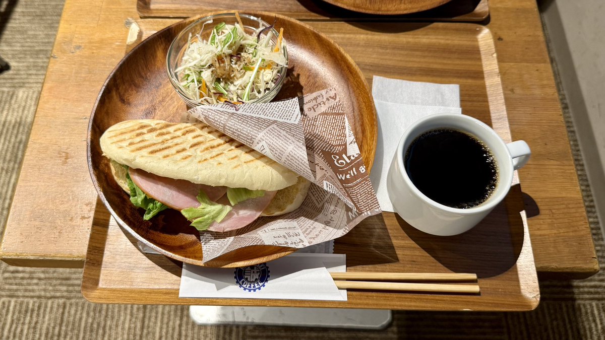 skyteamer1's tweet photo. 札幌すすきので朝食に困ったらここがおすすめ。
モーニング発祥の名古屋民から見ても、自家焙煎コーヒーと美味しいパニーニ、そしてサラダも付いてこの価格はかなりお得ですね。
札幌市内はインバウンド向けのおしゃれカフェが大繁盛してますが、こちらは開店直後に行ったら静かでした。

🍳朝食(マルセイコーヒー)7:30-19:00
💰モーニングパニーニセット 720円(税込)
【コンフォートホテル札幌すすきの】から徒歩8分