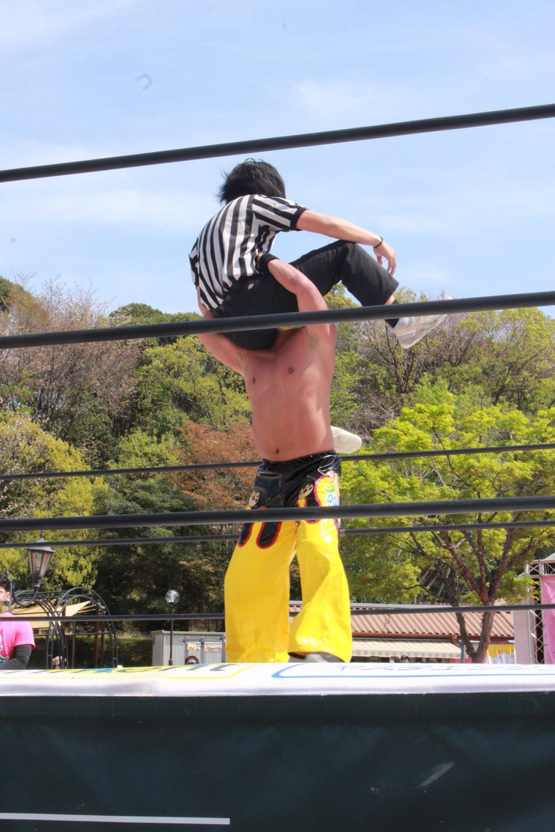 39su's tweet photo. パワーボムをウラカンラナで
切り返したけんすけレフェリー
#大阪プロレス
#ハーベストの丘 https://t.co/53FHT4VUDj